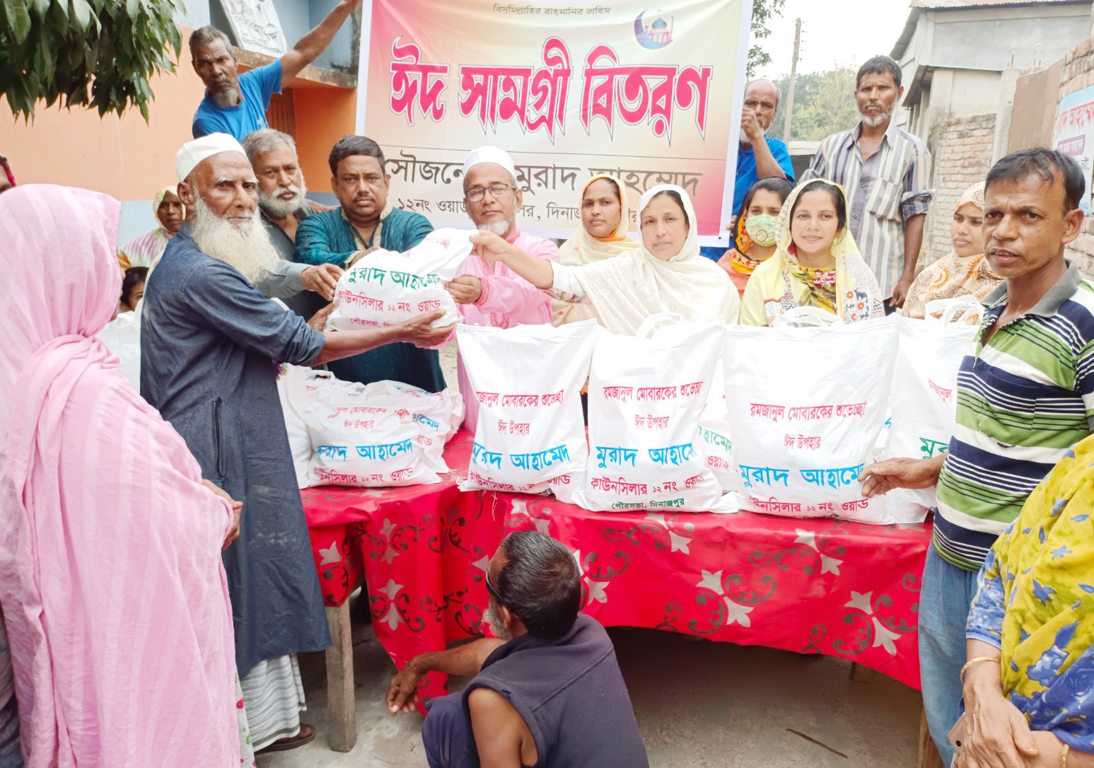 দিনাজপুরে সুবিধাবঞ্চিতদের মাঝে ঈদ খাদ্যসামগ্রী বিতরণ করলেন পৌর কাউন্সিলর