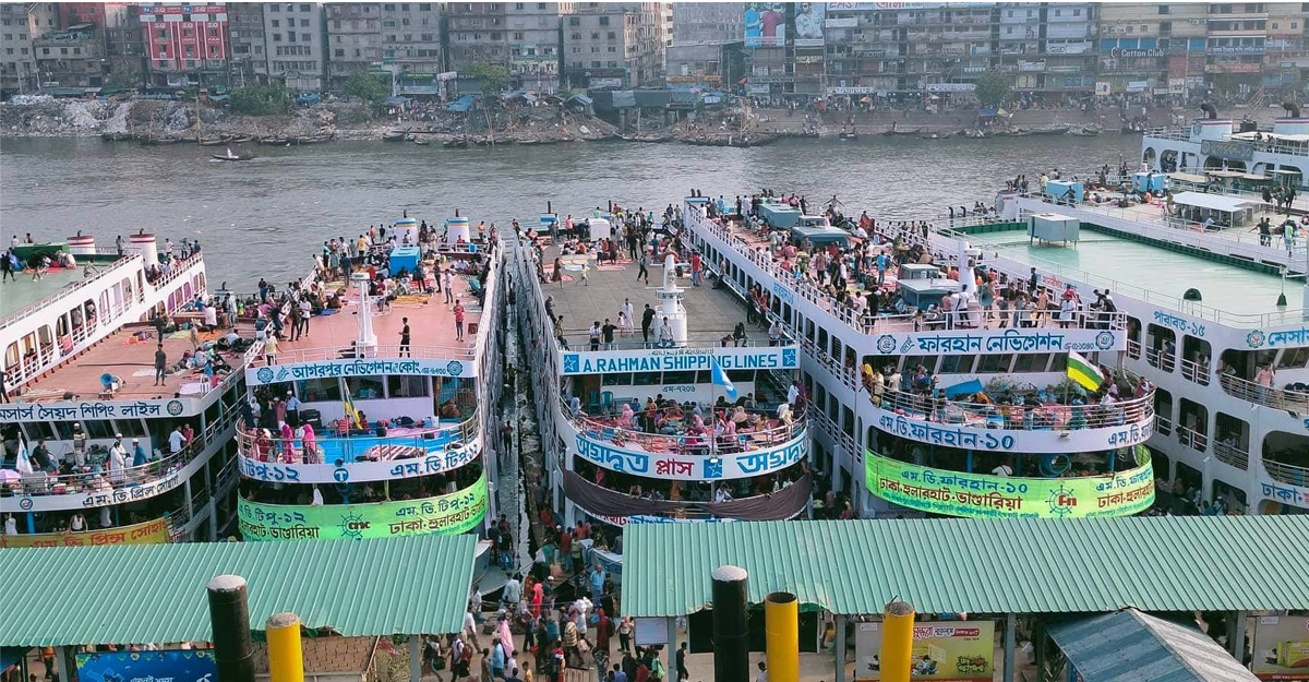 শেষ বিকেলে সদরঘাটে ঘরমুখো মানুষের উপচে পড়া ভিড়