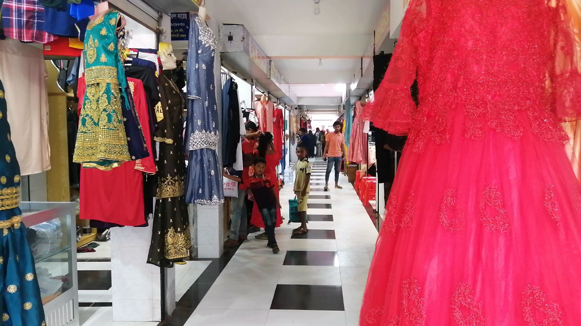 বেচাকেনায় জমে উঠেনি টুঙ্গিপাড়ার ঈদ বাজার