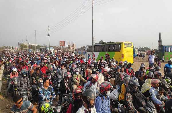 ঈদযাত্রা : শিমুলিয়া ঘাটের রাস্তাজুড়ে মোটরসাইকেল