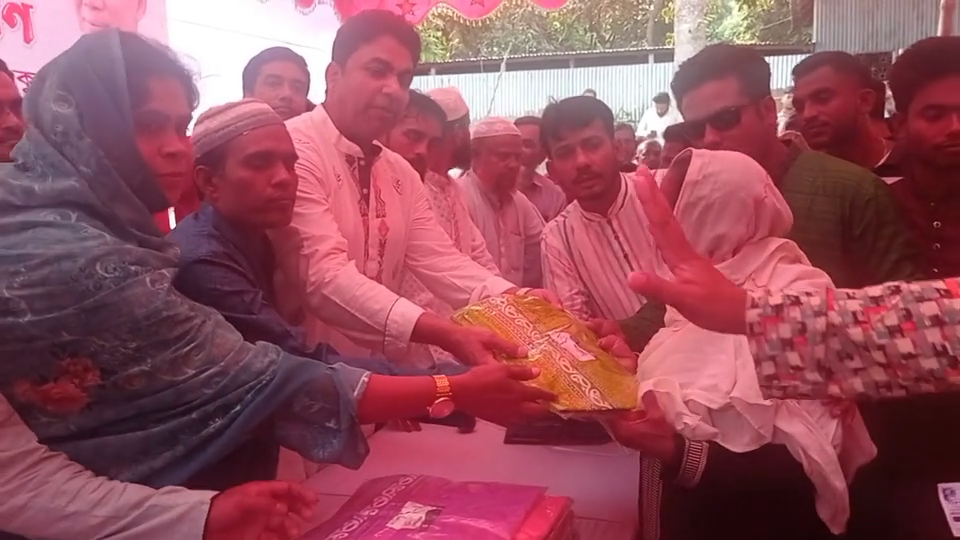 ফরিদপুরে যুবদল নেতার ঈদবস্ত্র বিতরণ