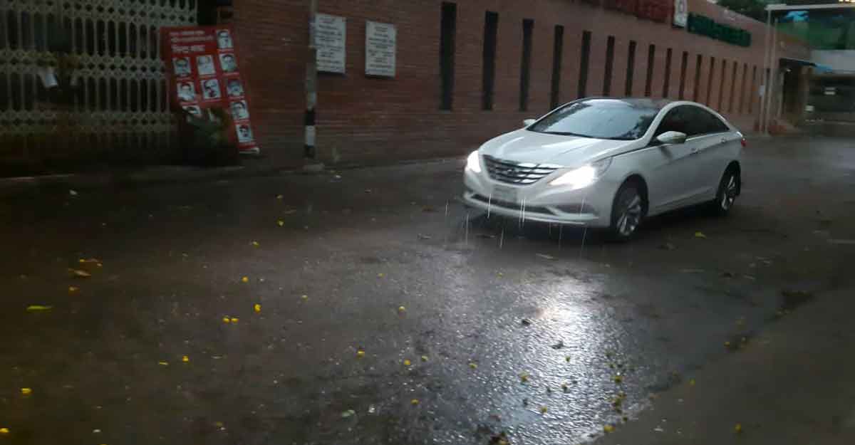 ঈদের সকালে বৃষ্টিতে ভিজল ঢাকা