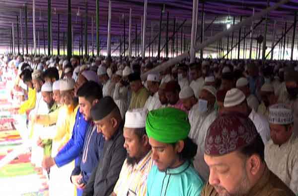 ঝড়বৃষ্টি উপেক্ষা করেই সারা দেশে পবিত্র ঈদুল ফিতর উদ্যাপন