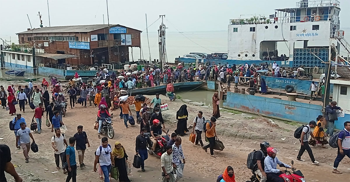 পাটুরিয়ায় বাড়ছে কর্মস্থলমুখী মানুষের চাপ