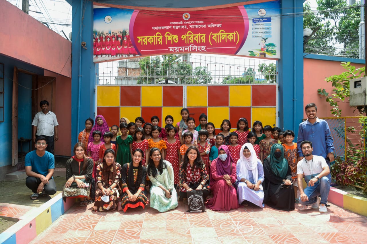 সাহায্যের ডাকপিয়নের মেহেদী উৎসব