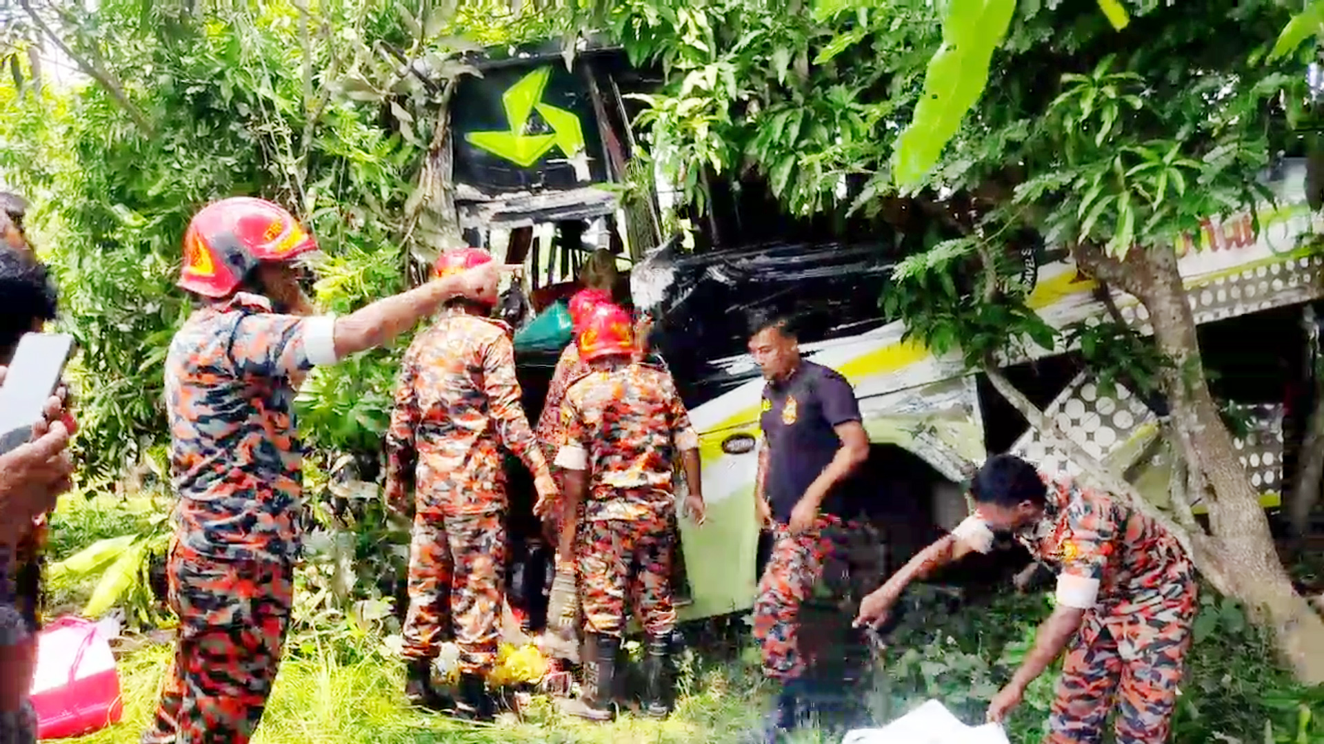 নাটোরের বড়াইগ্রামে ভয়াবহ সড়ক দূর্ঘটনায় নিহত ৬