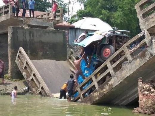নোয়াখালীতে ব্রিজ ভেঙে পিকআপ ভ্যান খালে, আহত ২