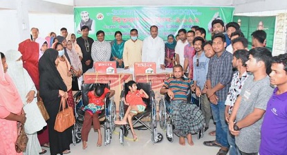 হাতীবান্ধায় সেলাই মেশিন ও হুইল চেয়ার বিতরণ করলেন আ’লীগ