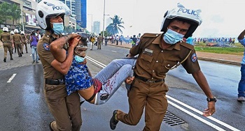 সামরিক বাহিনী ও পুলিশের হাতে জরুরি ক্ষমতা