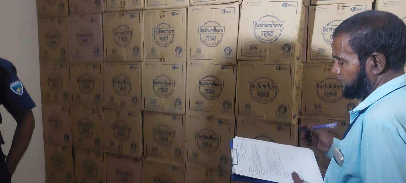 নোয়াখালীতে ২৩৫০ লিটার তেল জব্দ, দুই প্রতিষ্ঠানকে জরিমানা