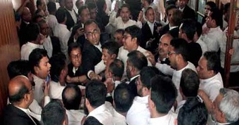 বিএনপি ও সরকার সমর্থক আইনজীবীদের হাতাহাতি