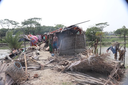 হাতিয়ায় কালবৈশাখী ঝড়ে মসজিদ সহ ঘরবাড়ি বিধ্বস্ত
