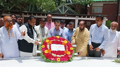 টুঙ্গিপাড়ায় বঙ্গবন্ধুর সমাধিতে সমাজকল্যাণ সচিবের শ্রদ্ধা