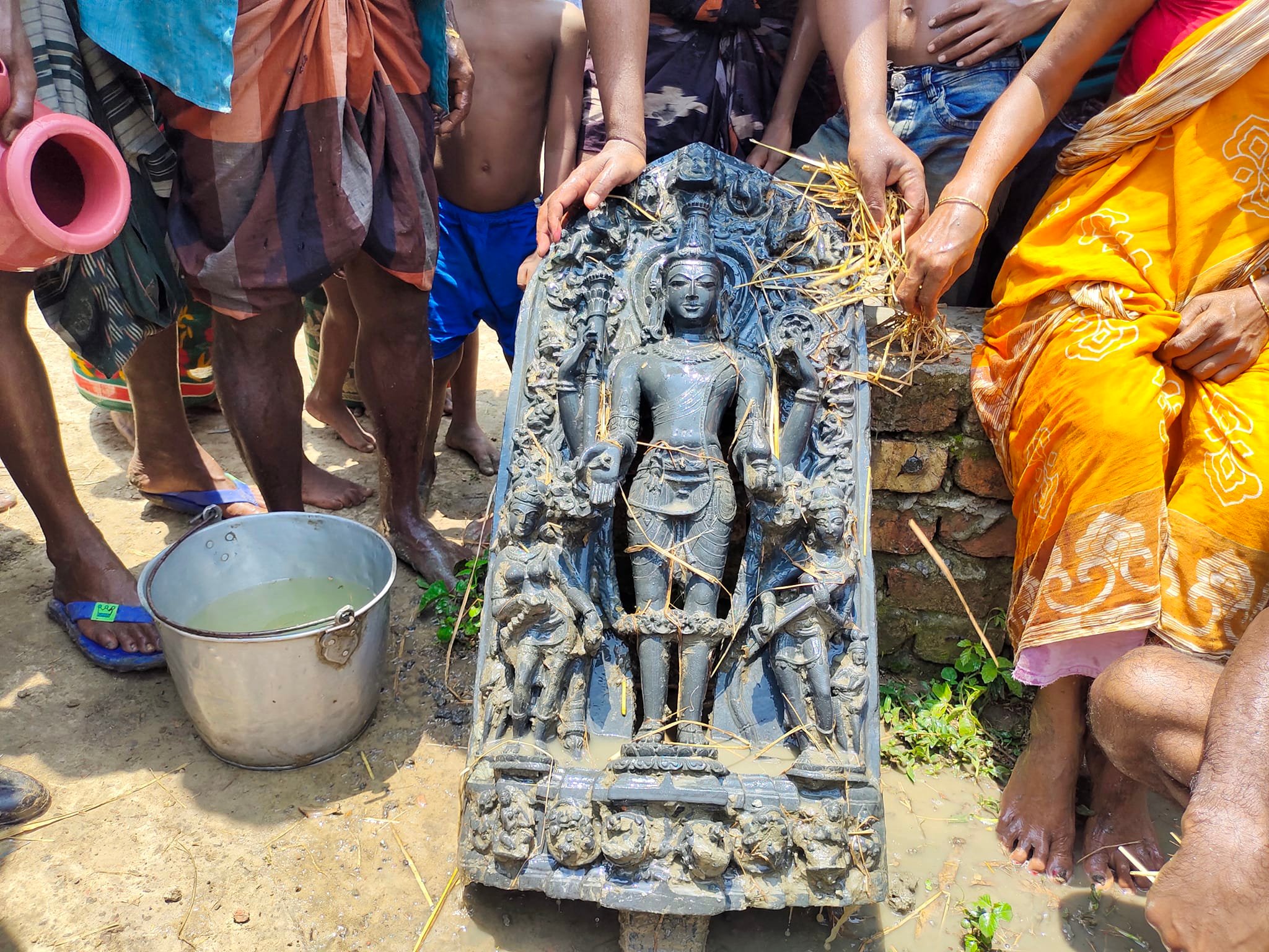 সিংড়ার জয় রামসাগর পুকুর থেকে আবারো প্রাচীন মূর্তি উদ্ধার