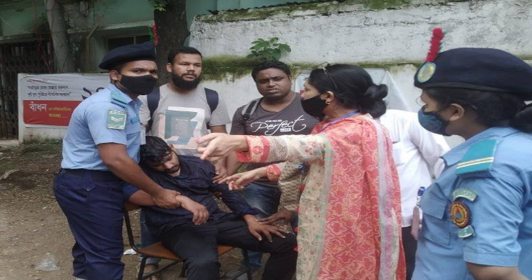 কেন্দ্রে প্রবেশের আগেই মাটিতে লুটিয়ে পড়েন বিসিএস পরীক্ষার্থী