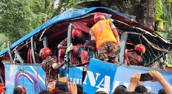 বরিশালে গাছের সঙ্গে ধাক্কায় বাসের ১০ যাত্রী নিহত