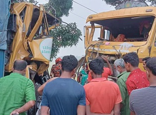 দাঁড়িয়ে থাকা ট্রাকে আরেক ট্রাকের ধাক্কা, নিহত ১