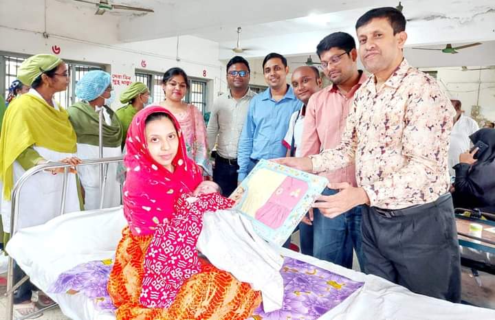 হাসপাতালে স্বাভাবিক প্রসবে উৎসব, ২০০ মা ও শিশুকে উপহার প্রদান