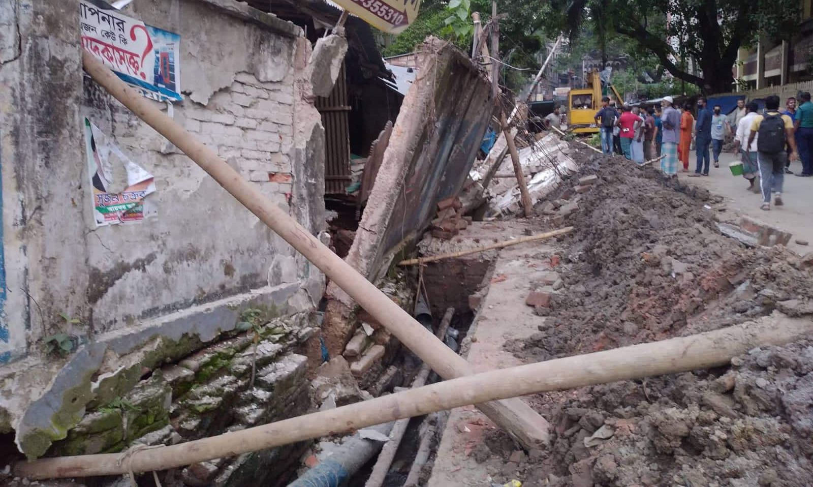 সিটি কর্পোরেশনের খোড়াখুড়িতে ভাঙ্গলো জবির সীমানাপ্রাচীর