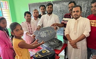 গজারিয়ায় প্রাথমিক বিদ্যালয়ের ৩ শত শিক্ষার্থী পেল স্কুল ব্যাগ