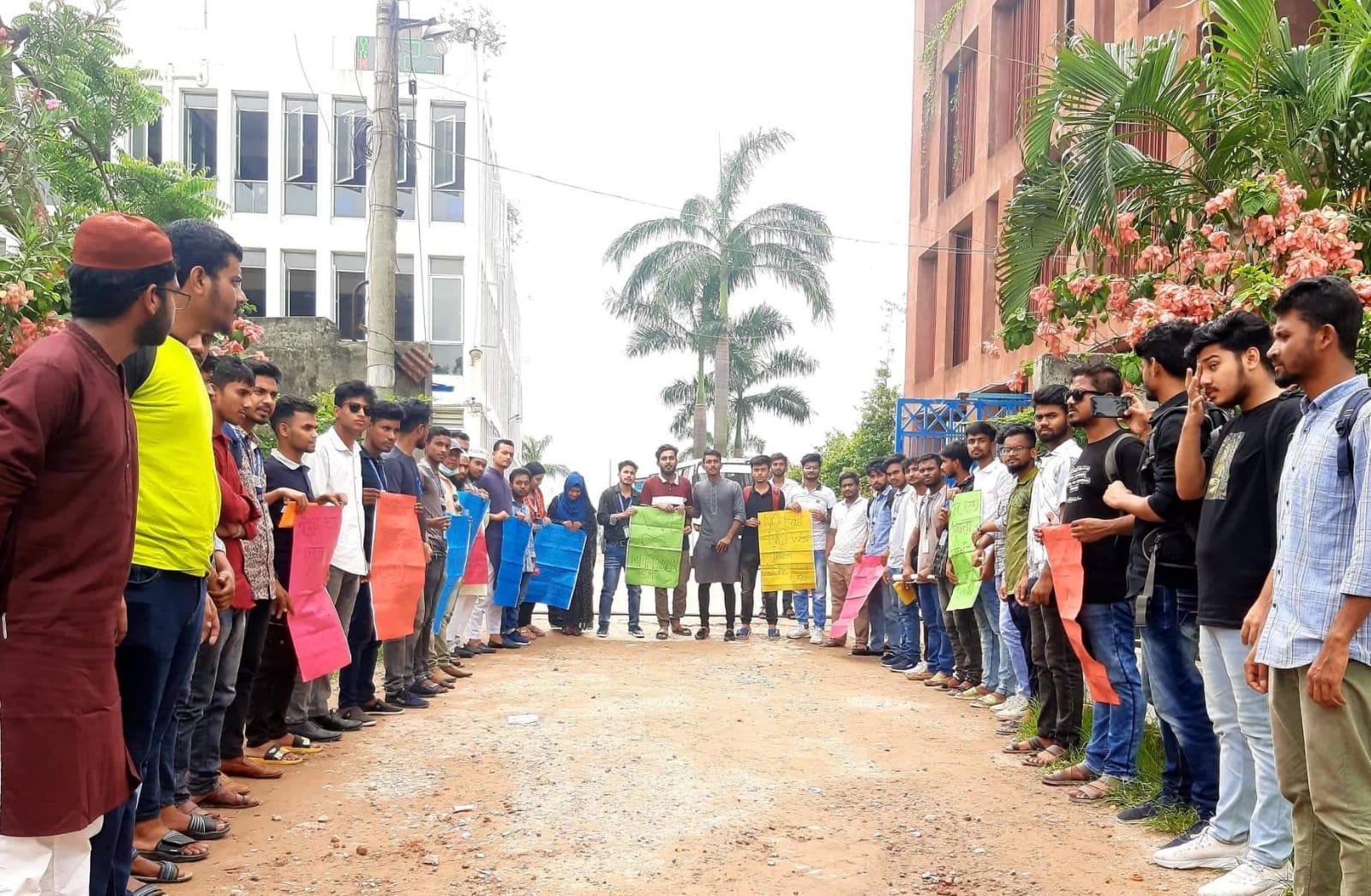 মহানবীকে নিয়ে কটূক্তির প্রতিবাদে ডিআইইউ শিক্ষার্থীদের মানববন্ধন