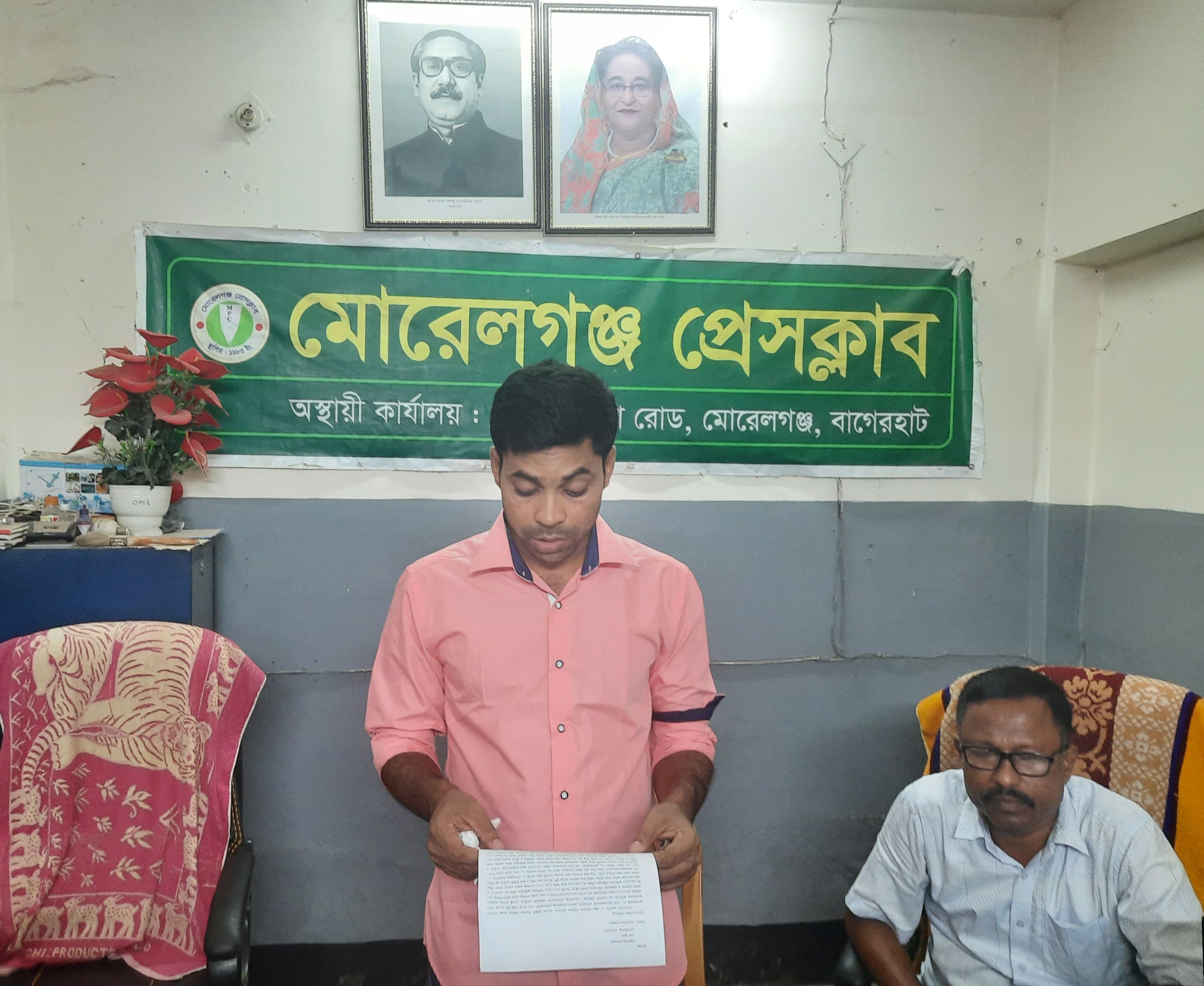 মোড়েলগঞ্জে বাড়ি দখলের  প্রতিবাদে সংবাদ সম্মেলন