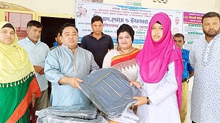 হাতীবান্ধায় স্কুল ও কলেজ শিক্ষার্থীদের মাঝে ব্যাগ ও এপ্রোন বিতরণ