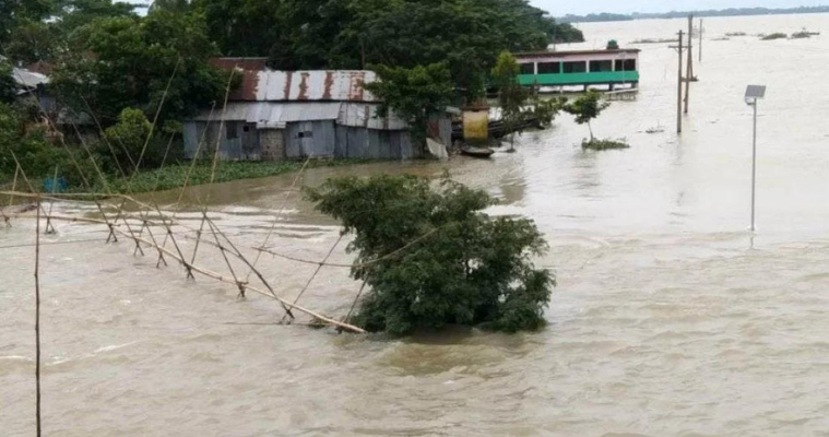 ঘরে-বাইরে পানি থইথই, বিভীষিকাময় রাত পার করলো সুনামগঞ্জের মানুষ