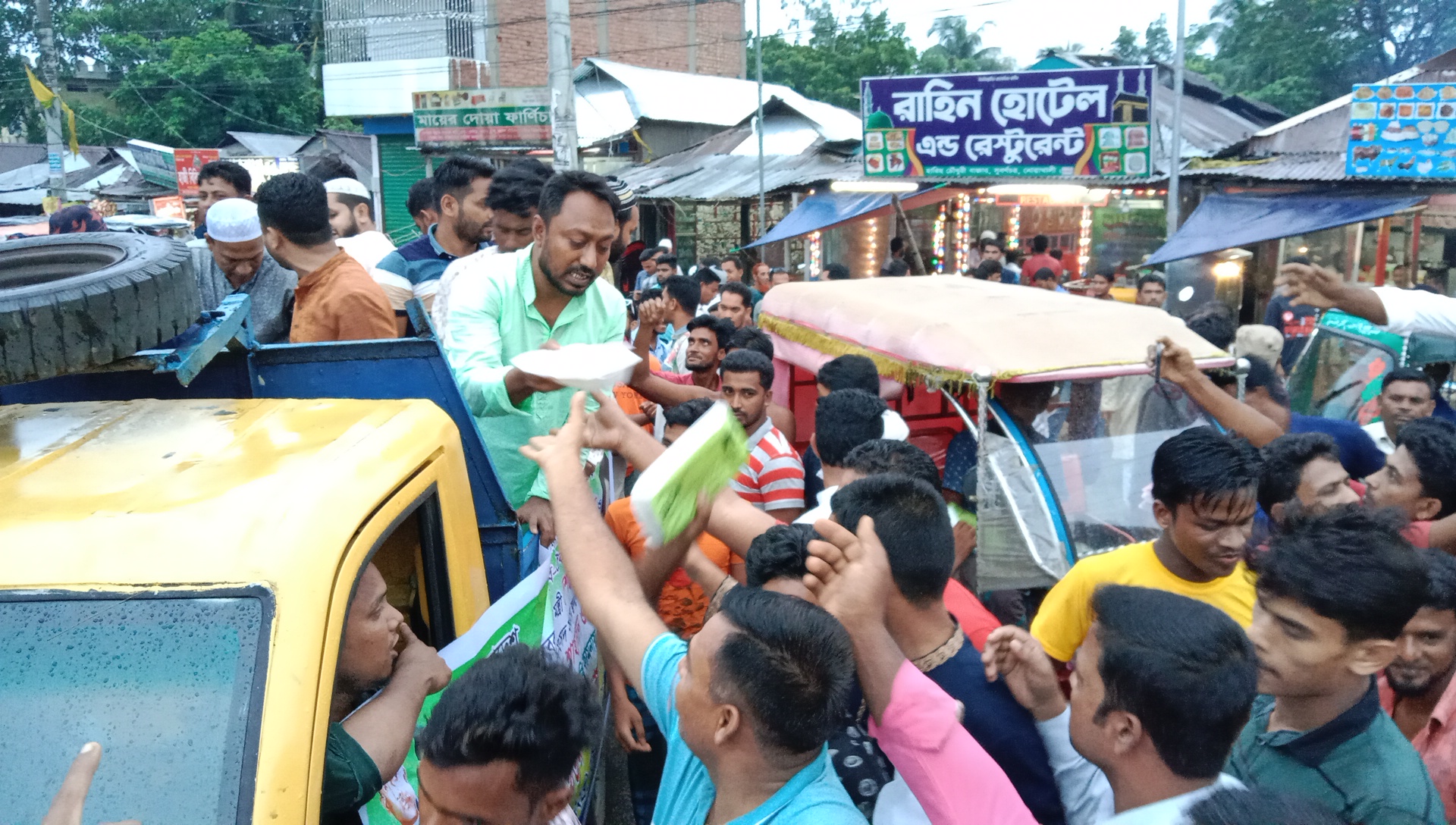 সুবর্ণচরে যুবদলের উদ্যোগে খাদ্য বিতরণ