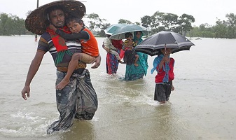 বাড়ছে পানি, বাড়ছে বানভাসী মানুষের দুর্ভোগ