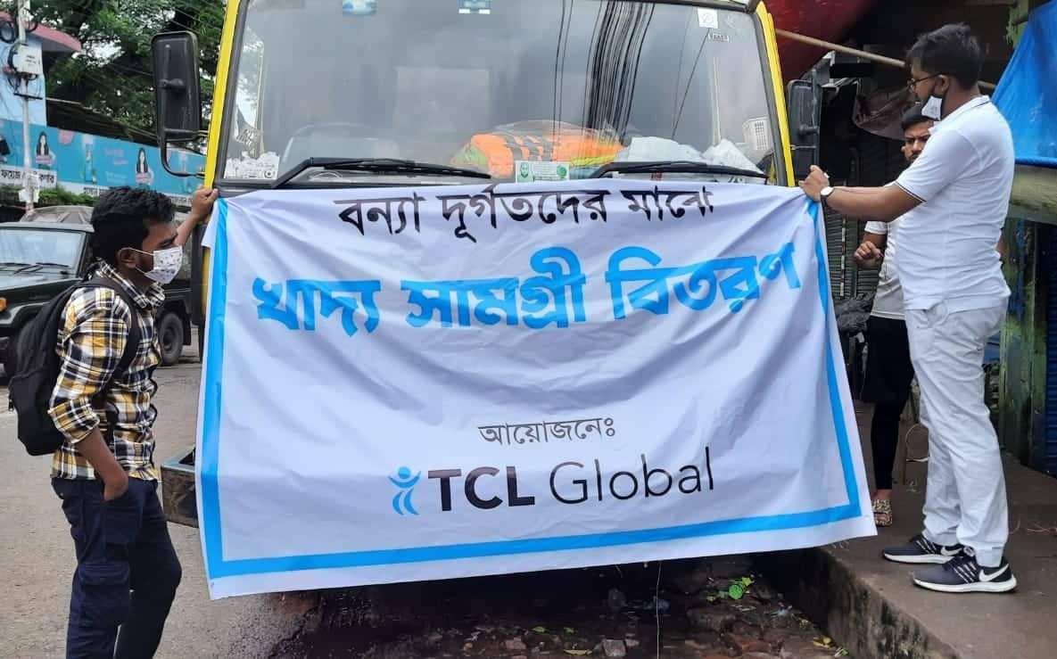 বন্যা দুর্গতদের মাঝে টিসিএলের ত্রাণ বিতরণ