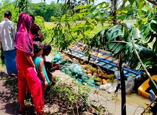 নোয়াখালীর সুবর্ণচরে কাঁঠালবাহী ট্রাক খালে