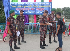 হাতীবান্ধায় ৬১ বিজিবি’র মাদক বিরোধী সমাবেশ ও লিফলেট বিতরণ