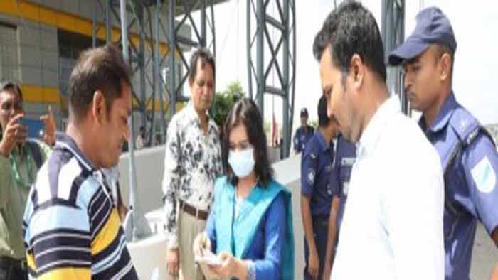 পদ্মা সেতুতে প্রথম জরিমানা দিলেন মাদারীপুরের আয়ূব খান