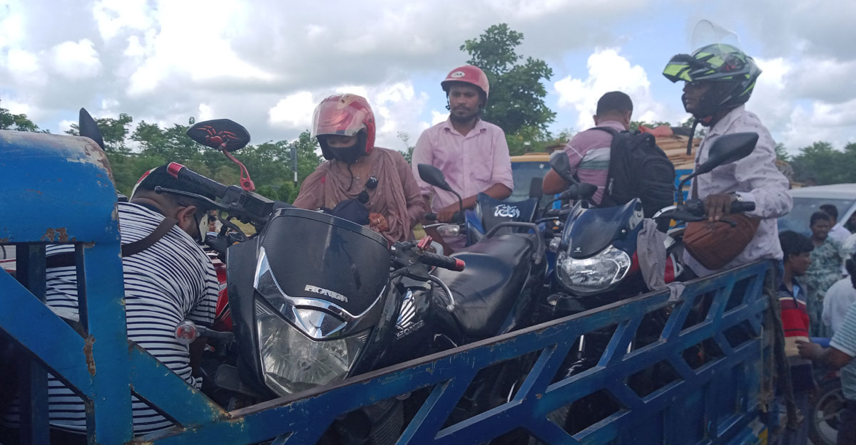 পদ্মা সেতু পার হতে বাইকারদের ভরসা এখন পিকআপ