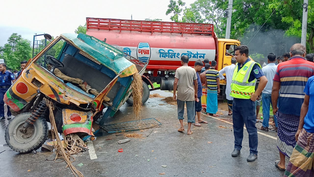 মোল্লাহাটে লরী-ট্রলির সংঘর্ষে ৪ জন আহত