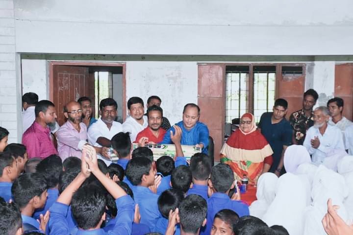 হাতীবান্ধায় ব্যক্তিগত উদ্যোগে সিলিং ফ্যান ও খেলার সামগ্রী বিতরণ
