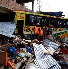 নিয়ন্ত্রণ হারিয়ে বাস ঢুকে পড়ল দোকানে,আহত ৭