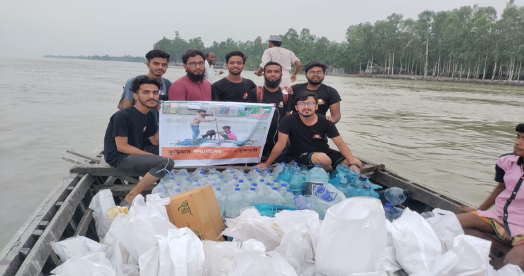 বানভাসিদের হাতে ত্রাণ পৌঁছে দিল মুক্ততরী
