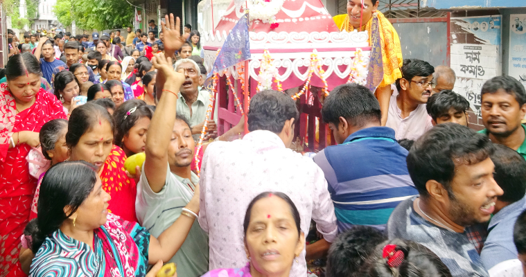 মোড়েলগঞ্জে রথযাত্রা উপলক্ষে বর্নাঢ্য শোভাযাত্রা
