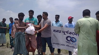 রাজীবপুরে বন্যার্তদের মাঝে ত্রাণ বিতরণ