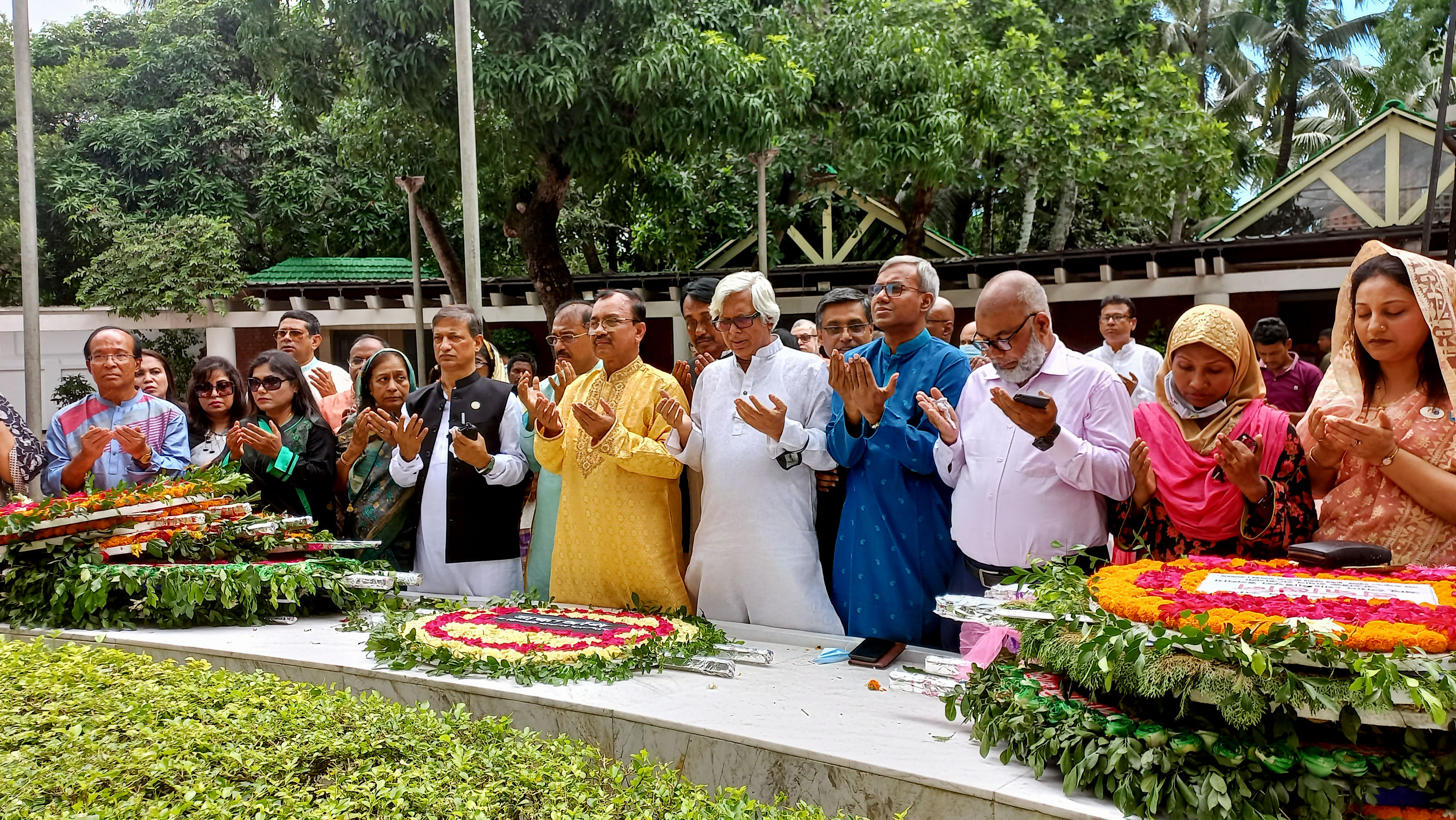 জাতির পিতার সমাধিতে ঢাবি অ্যালামনাইর শ্রদ্ধা নিবেদন