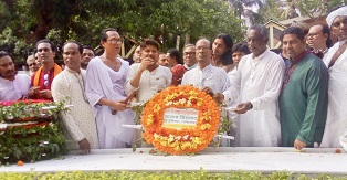 বঙ্গবন্ধুর সমাধিতে বাংলাদেশ বাউল সমিতির শ্রদ্ধা