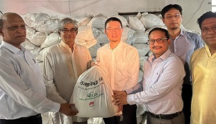 হুয়াওয়ে ও বিটিসিএল’র সহযোগিতায় নেত্রকোনায় বন্যাকবলিতদের ত্রাণ সামগ্রী