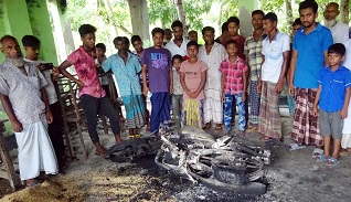 মোড়েলগঞ্জে আ’লীগ নেতার মোটরসাইকেল পুড়িয়ে দিয়েছে দুর্বৃত্তরা