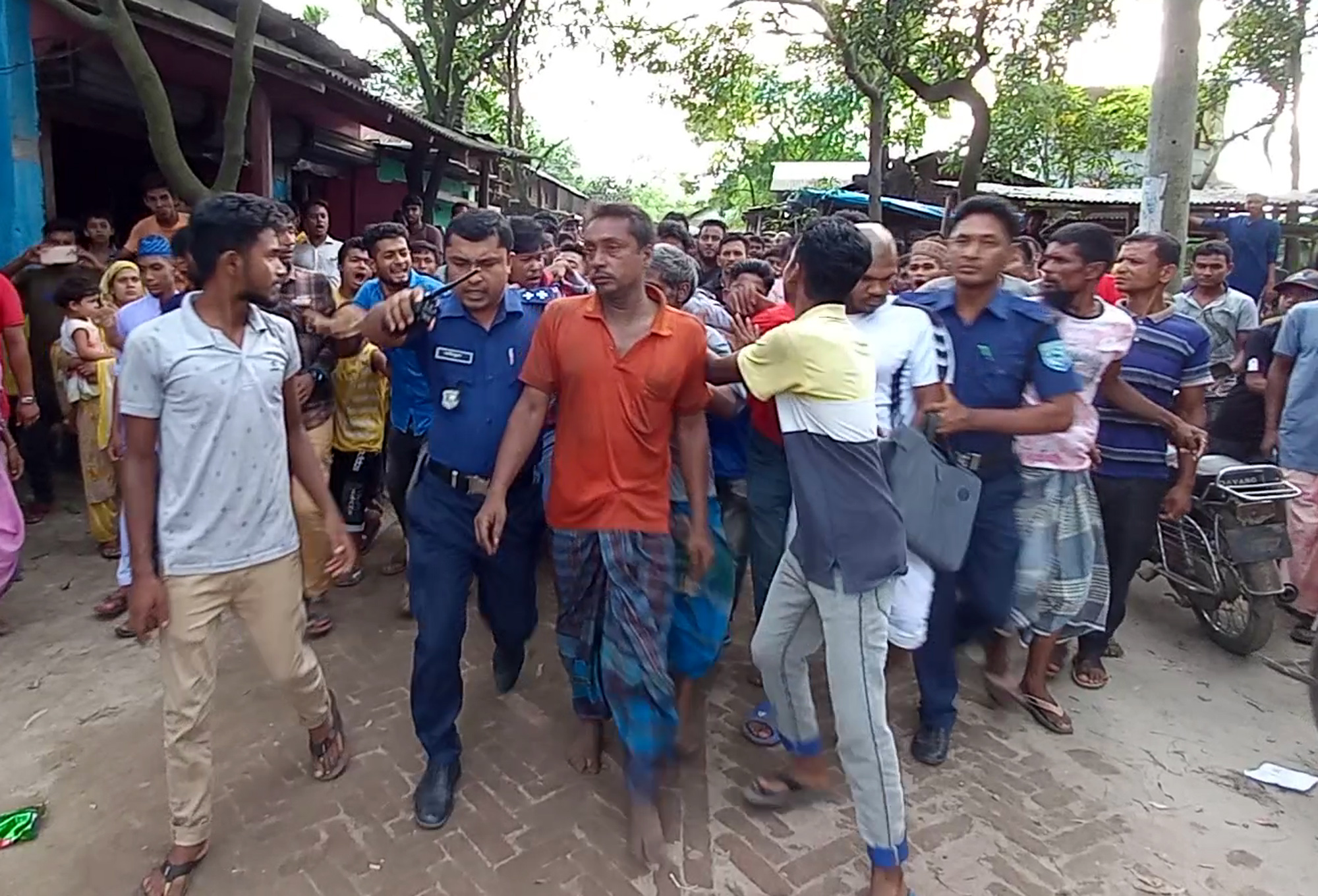 ঠাকুরগাঁওয়ে নবীকে কটুক্তির ঘটনায় আটক ১, হামলায় ৬ পুলিশ-সাংবাদিক আহত