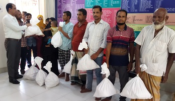 মোড়েলগঞ্জে আত্মসমর্পণ করা ৮ বনদস্যুকে ঈদ সামগ্রী প্রদান