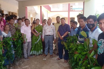 খাগড়াছড়ির বৃক্ষপ্রেমী ইউপি চেয়ারম্যান সুজন চাকমার দশ হাজার আম চারা বিতরণ