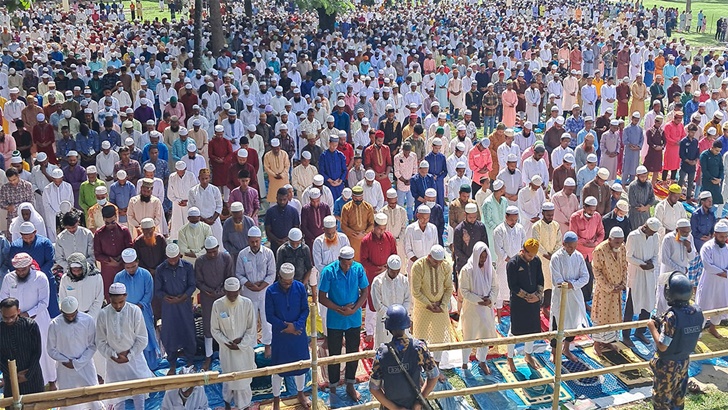 লাখো মুসল্লির অংশগ্রহণে শোলাকিয়ায় ঈদ জামাত