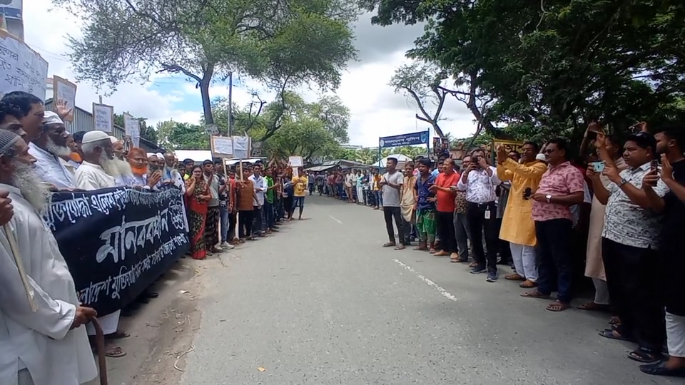 বীর মুক্তিযোদ্ধার ওপর হামলার প্রতিবাদে সালথায় বিক্ষোভ
